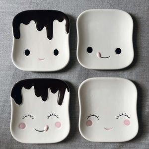 Mini marshmallow plates. Two chocolate. Two vanilla.